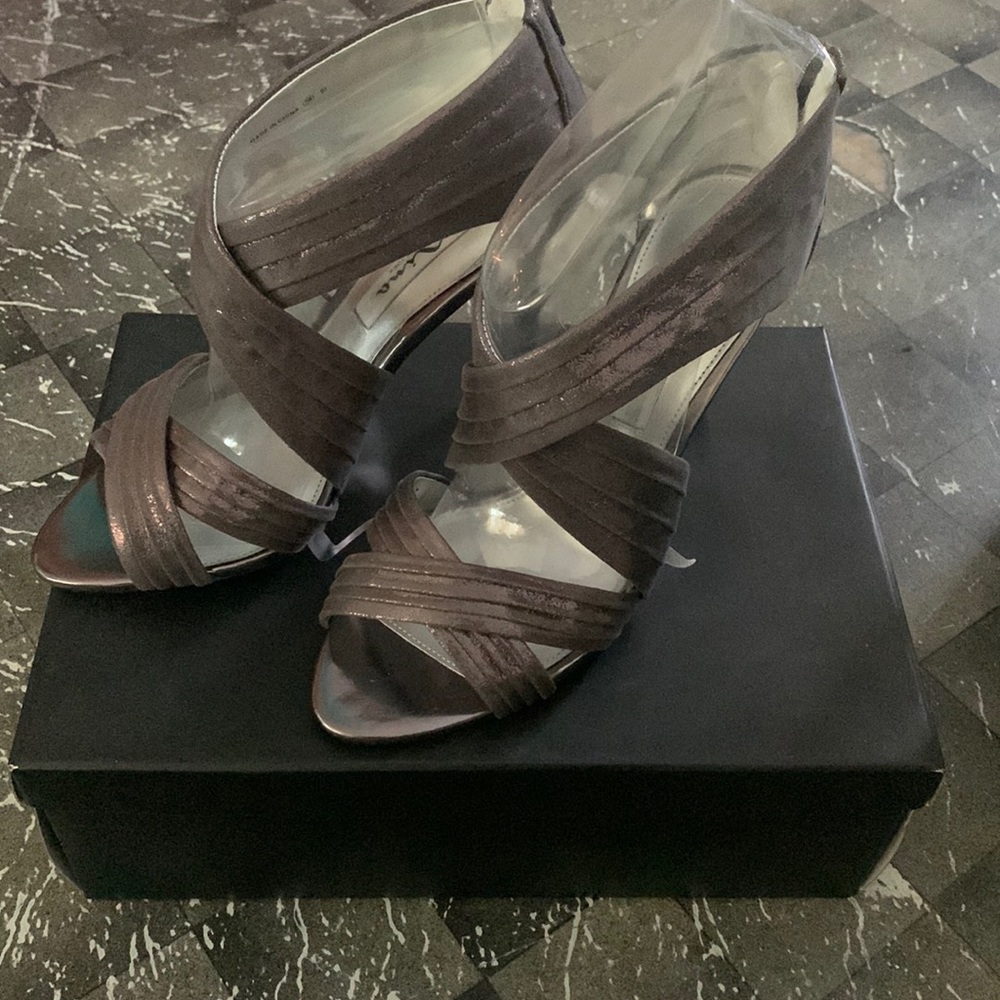 Dark grey heels, very beautiful. They have only been worn once.